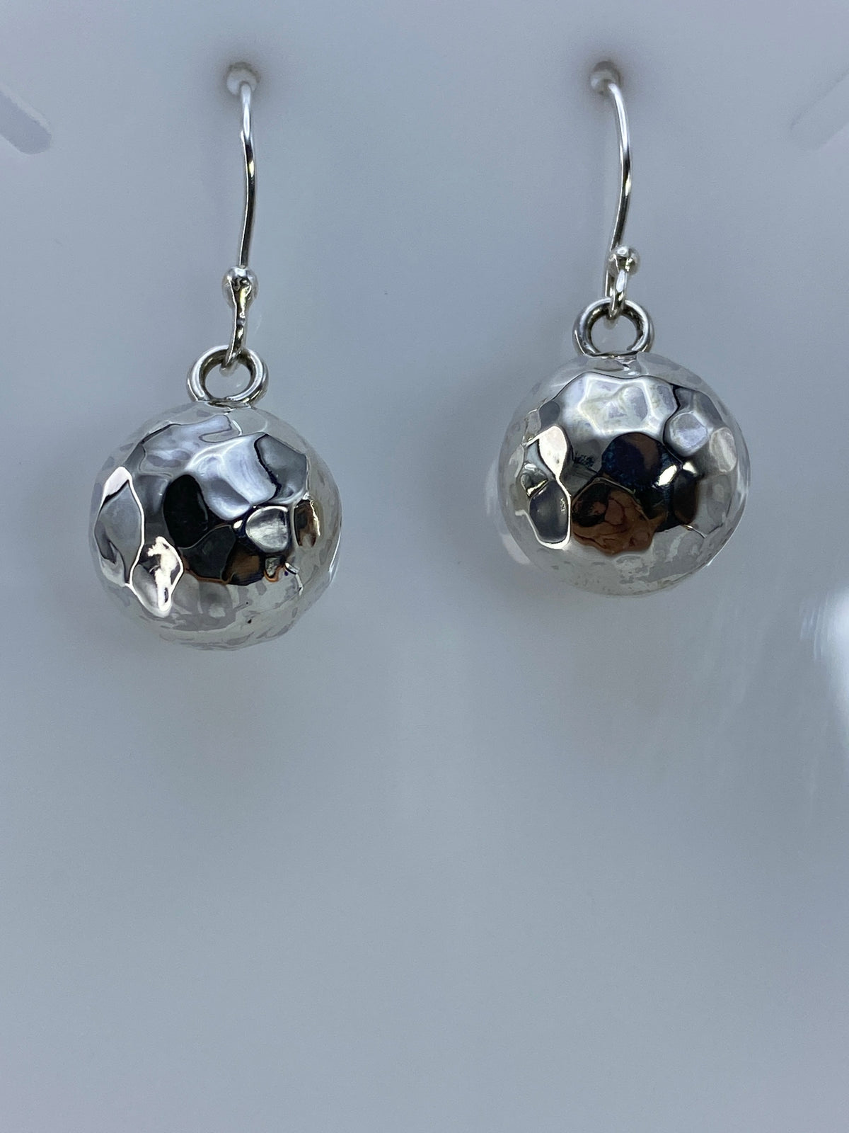 Detalle de las facetas geométricas de los aretes refractando luz