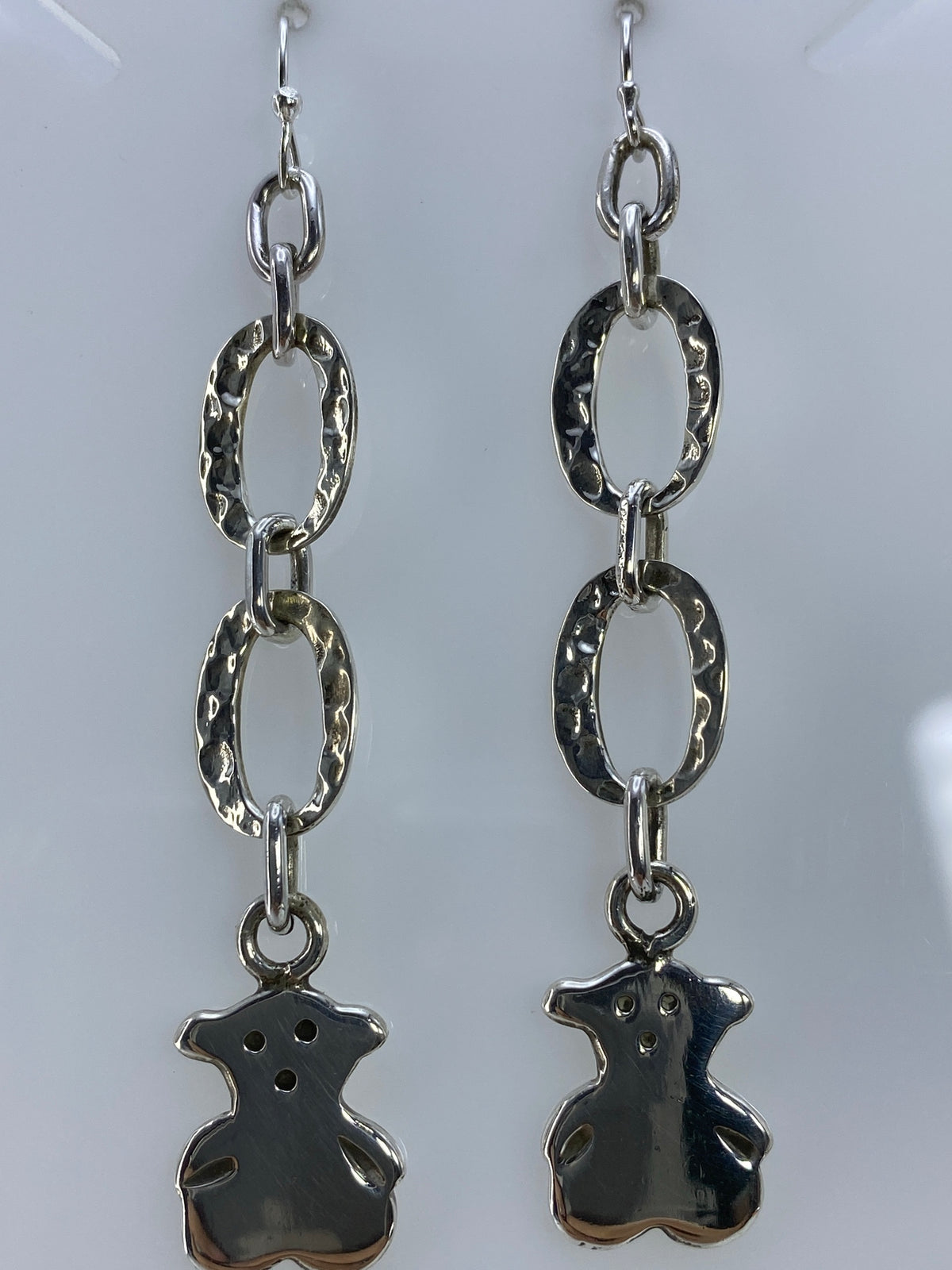 Aretes de plata sobre regla de medición mostrando 7.8 cm de largo