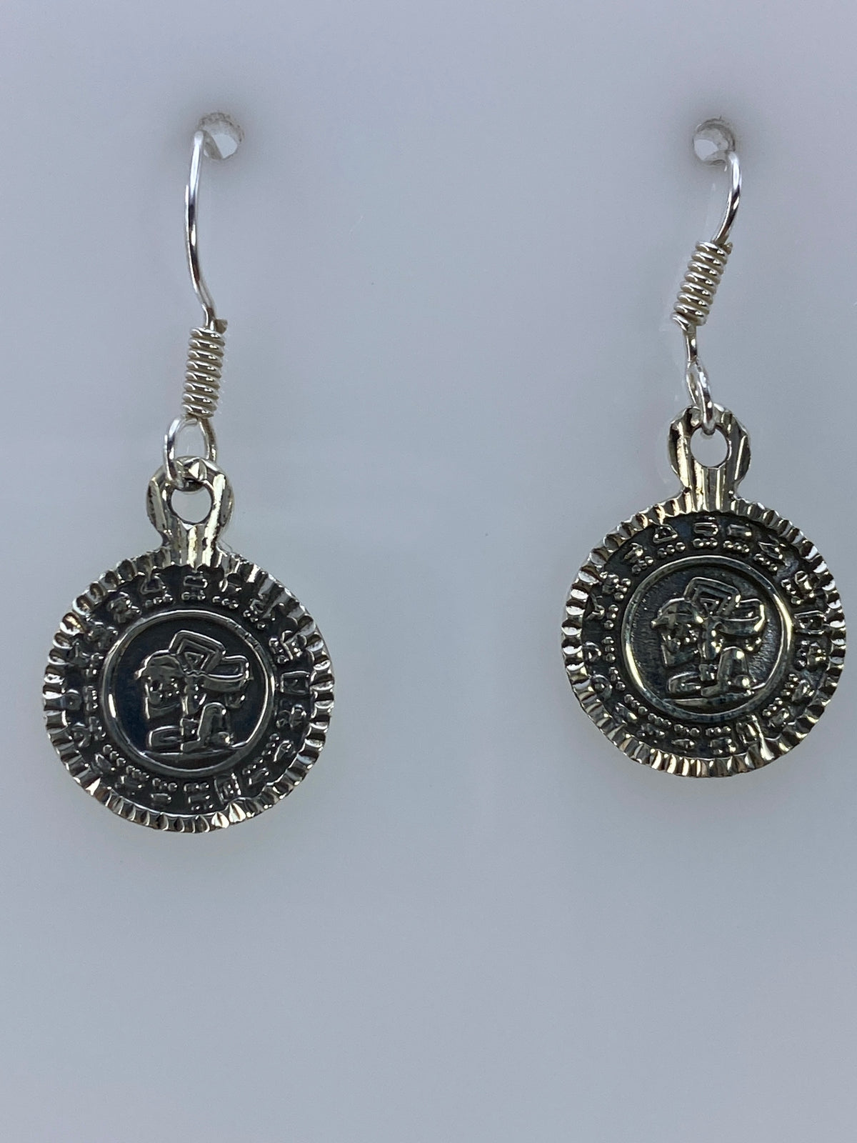 Aretes colgados mostrando el largo de 3 cm y el acabado patinado de la plata