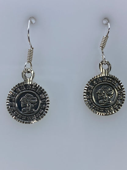 Aretes colgados mostrando el largo de 3 cm y el acabado patinado de la plata