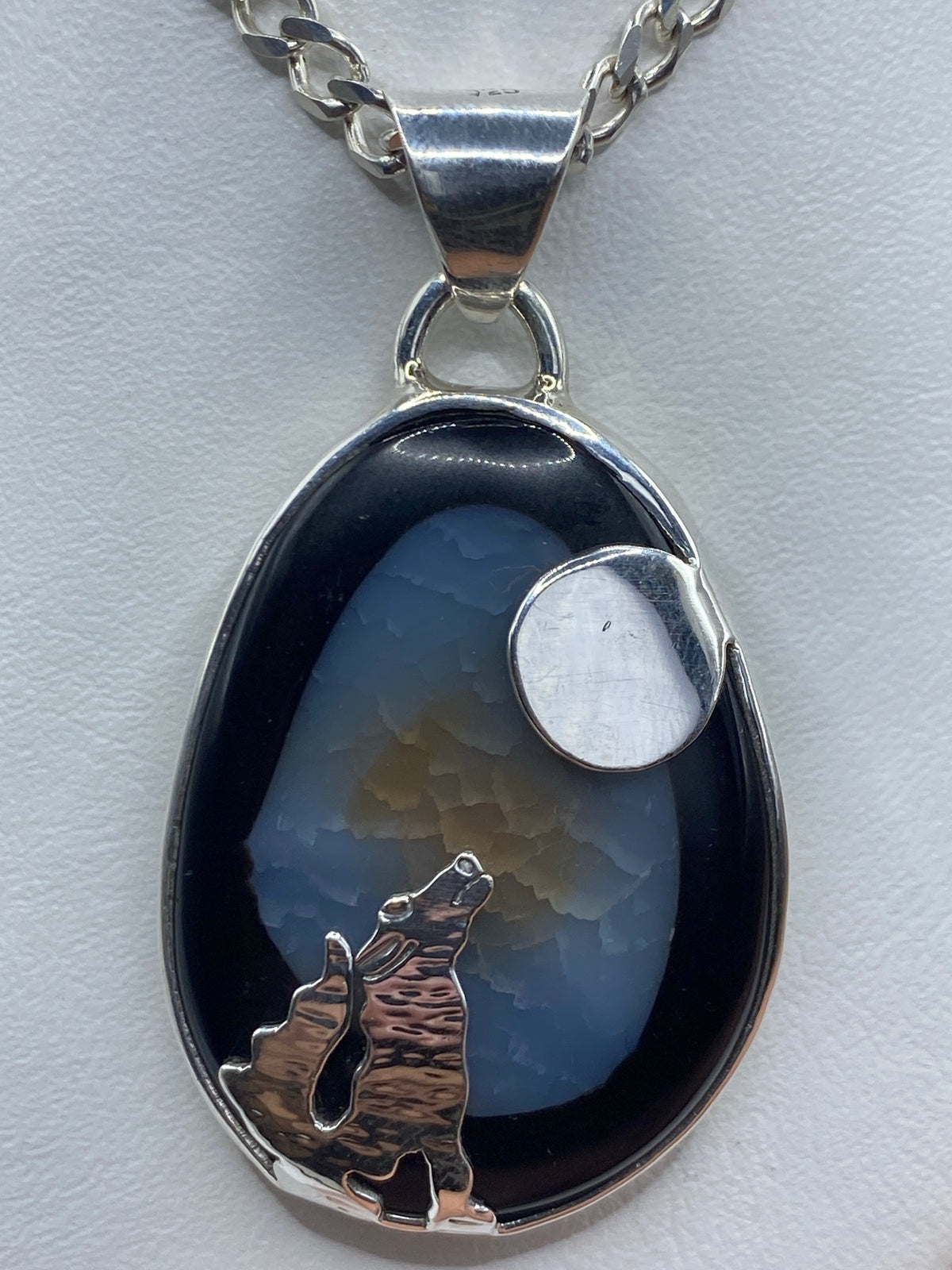 Dije de plata 925 con onix negro, diseño de lobo aullando bajo la luna llena