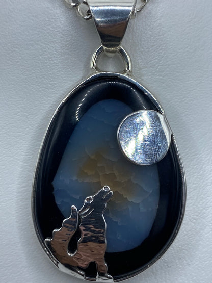 Detalle del onix negro profundo engastado en plata, con luna grabada