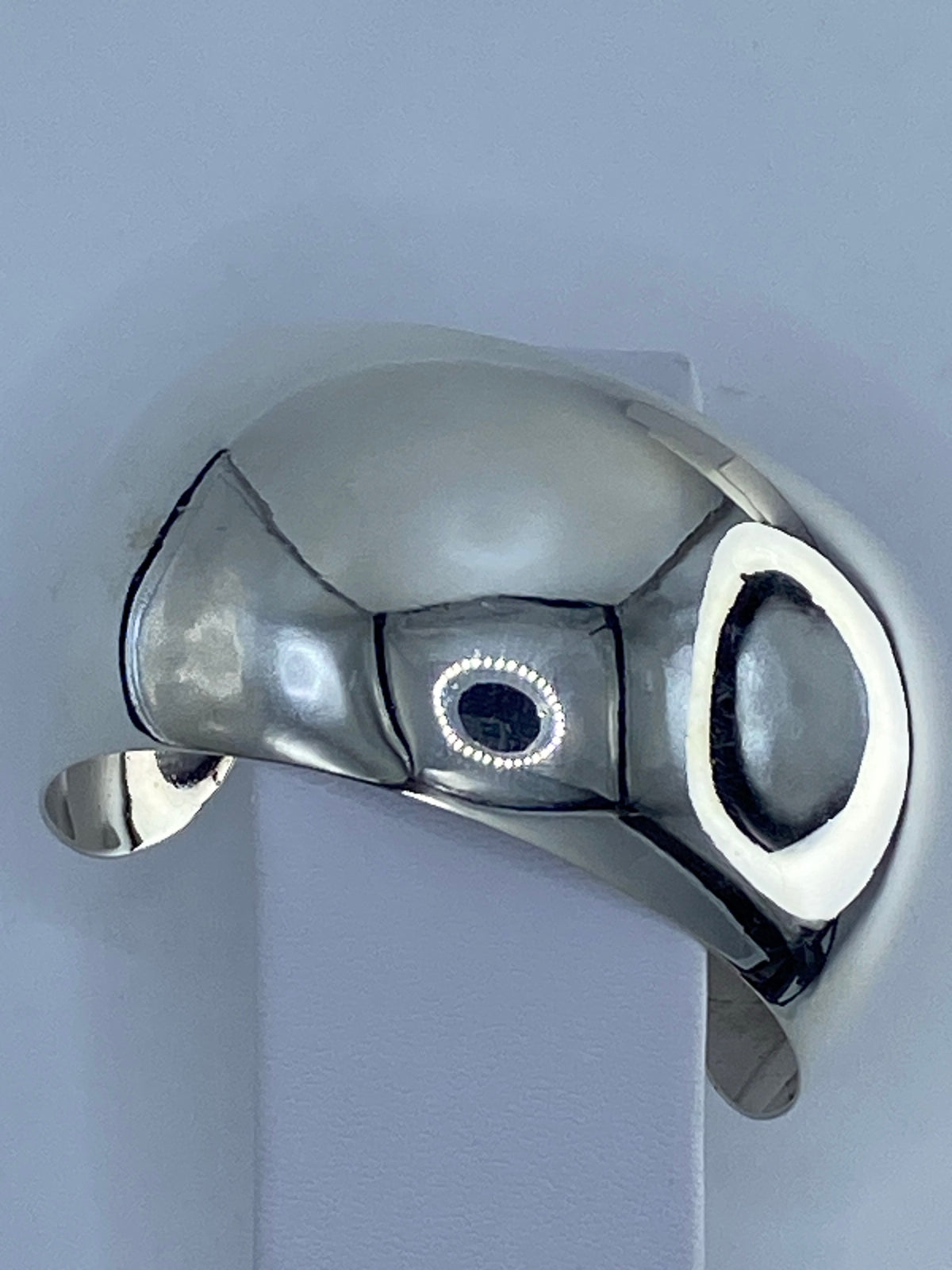 Brazalete de plata en la muñeca de una mujer, demostrando el cómodo deslizamiento