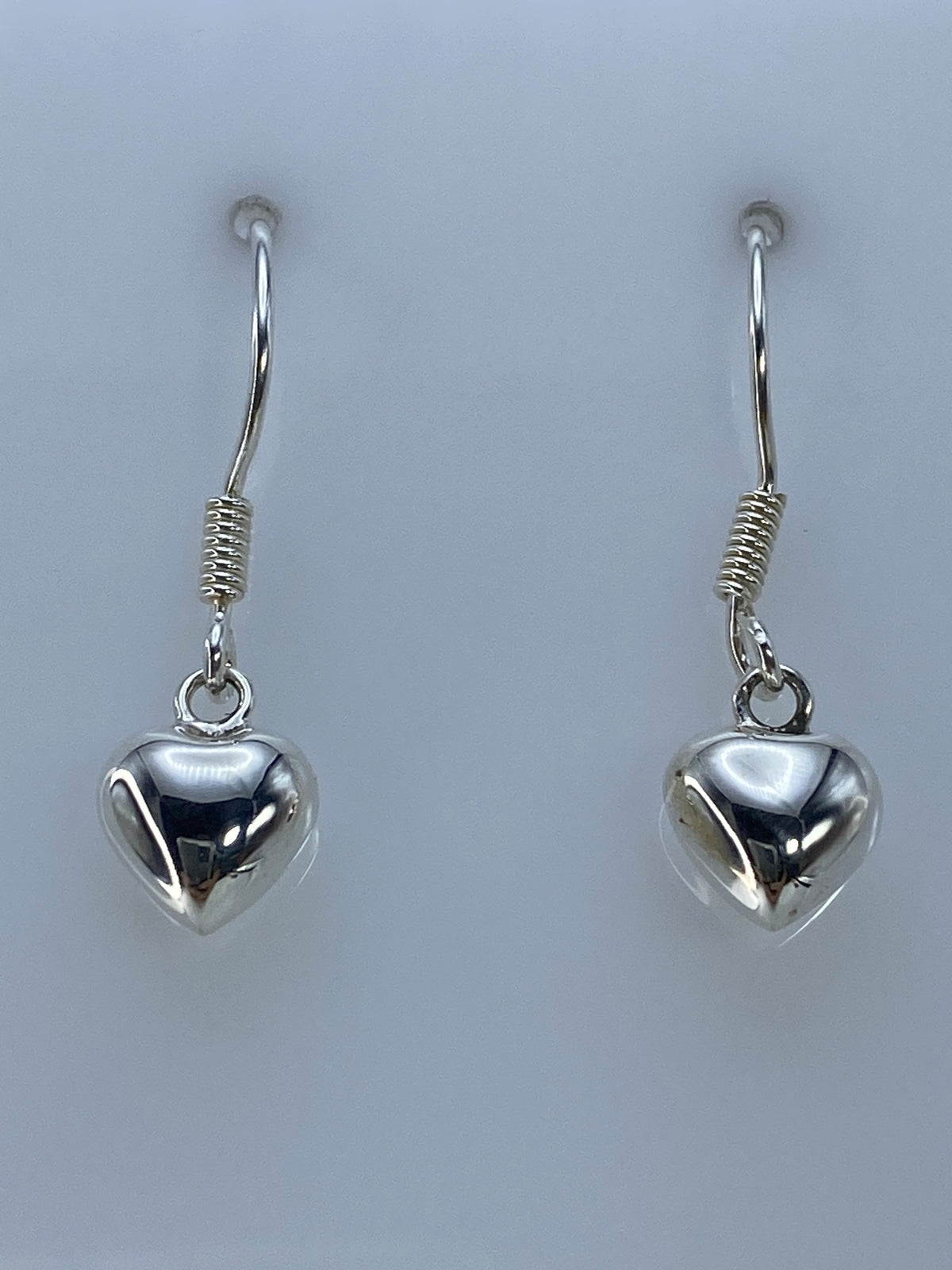 Par de aretes de plata calado con corazón minimalista, largo 3 cm