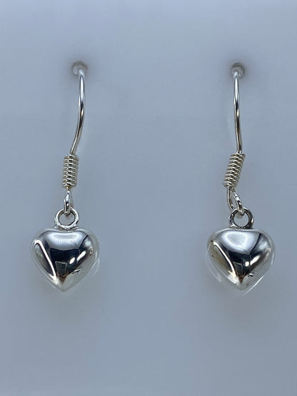 Par de aretes de plata calado con corazón minimalista, largo 3 cm
