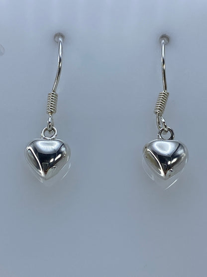 Detalle de los aretes de calado mostrando la precisión del recorte del corazón