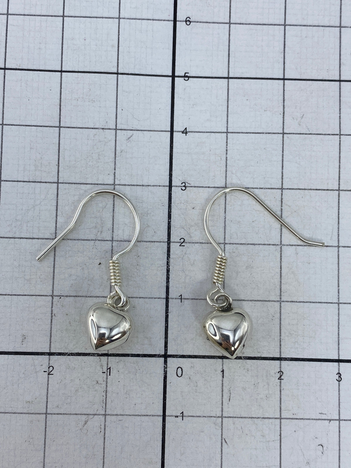Aretes de calado vistos desde arriba mostrando el diseño del corazón