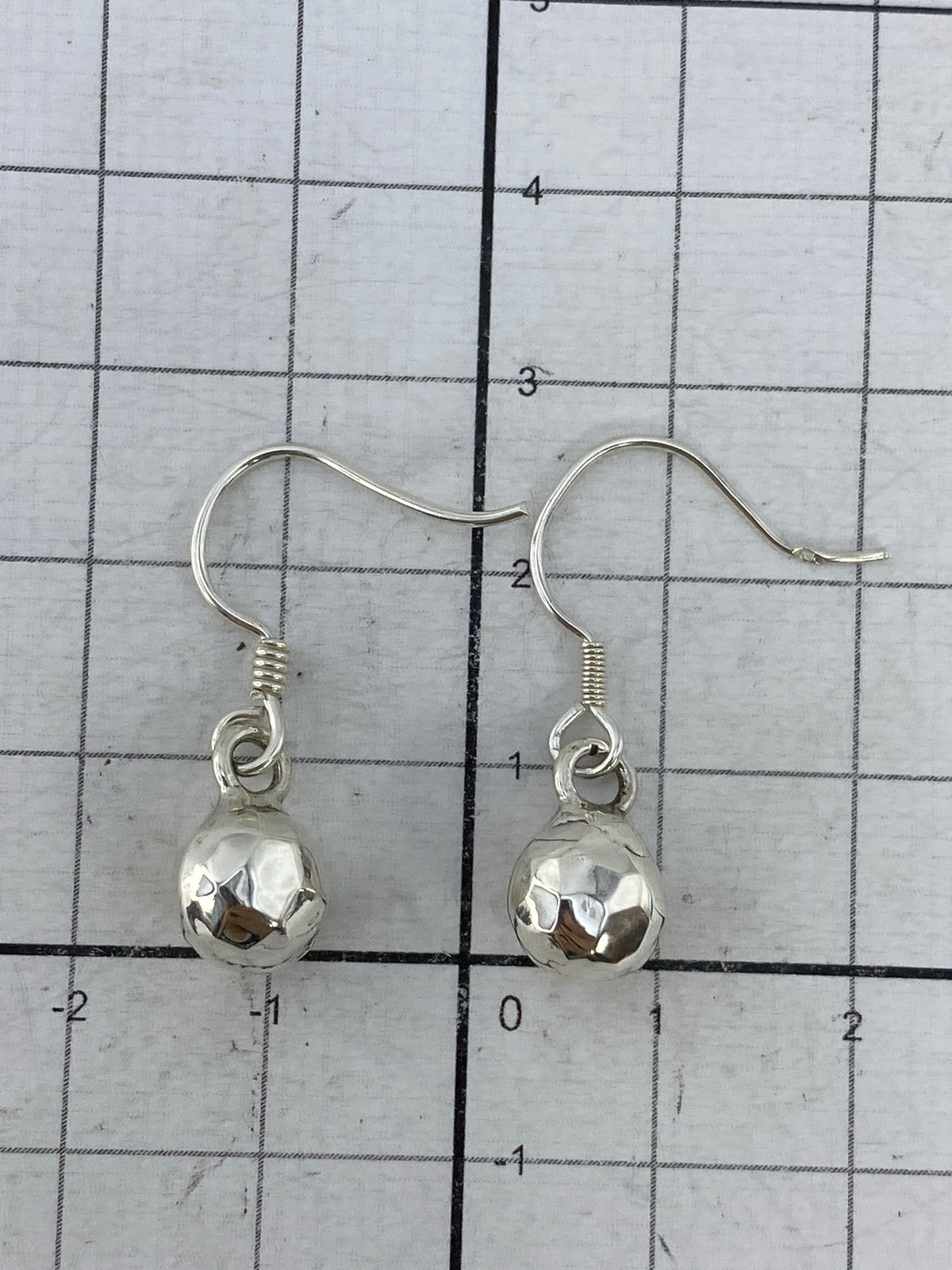 Aretes puestos en modelo, largo de 2.7 cm, gancho de plata cómodo