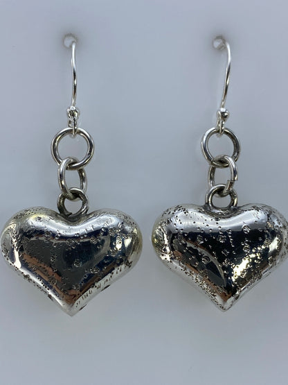 Par de aretes de plata 925 con diseño de corazón cartoneado, acabado espejo
