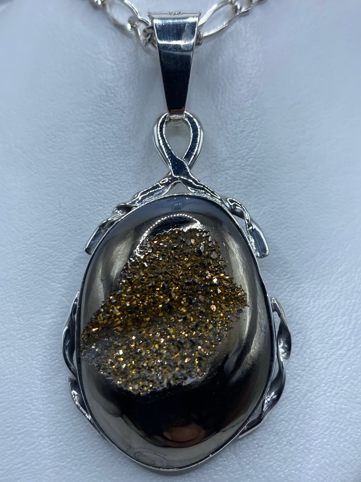Dije de plata 950 con cuarzo engastado, 6.4 cm, vista frontal sobre cadena plateada