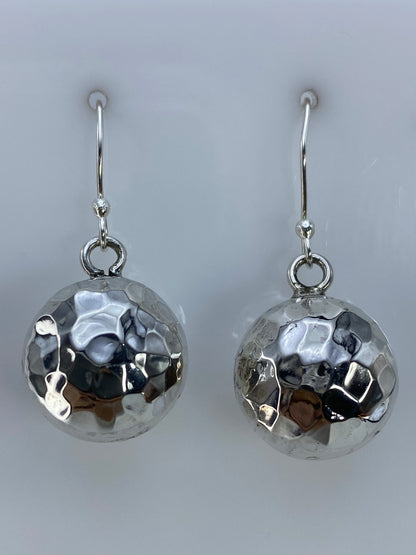 Aretes sobre regla métrica: largo de 3.1 cm desde gancho hasta base