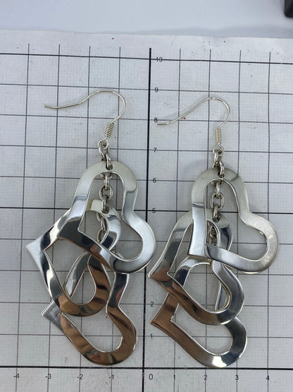 Aretes sobre fondo neutro con el Quinto 925 visible en la plata