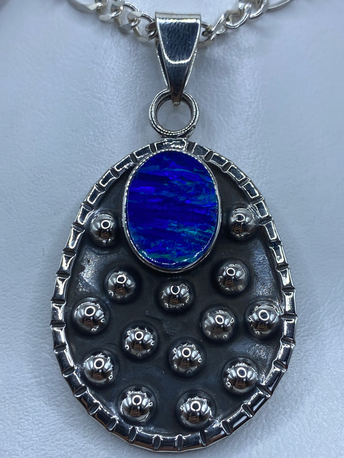 Dije de plata 925 con ópalo de fuego azul y granulados en forma de teardrop