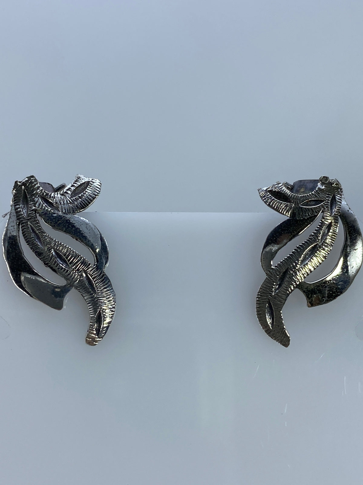 Aretes sobre escala mostrando el peso de 3.32 gramos