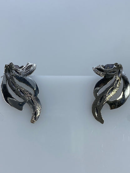 Aretes sobre escala mostrando el peso de 3.32 gramos