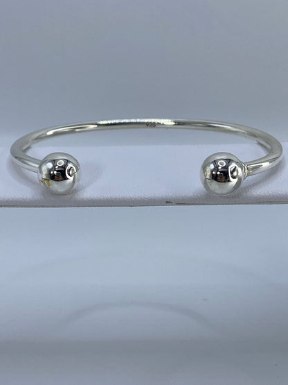 Brazalete de plata cartoneado en muñeca, vista frontal del diámetro interior de 6.7 cm