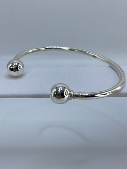 Brazalete de plata 925 de Taxco visto desde arriba, mostrando el volumen del cartoneado