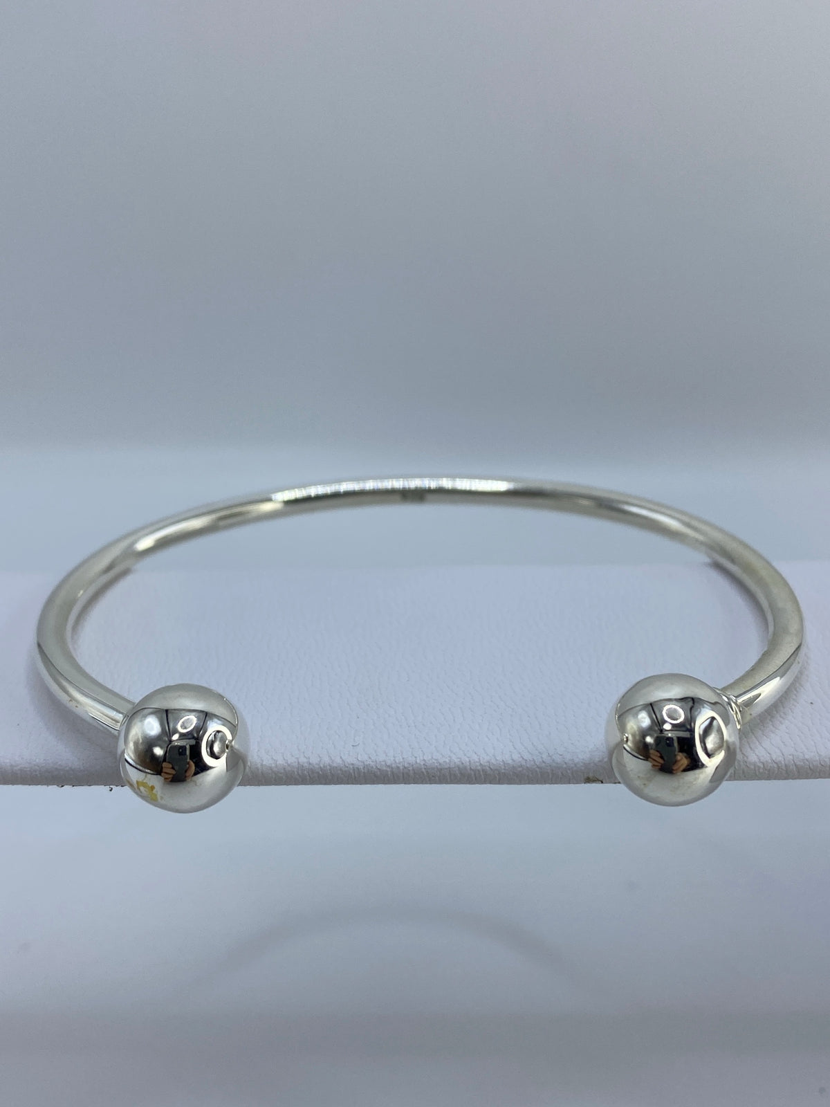 Detalle lateral del brazalete cartoneado, viendo el ancho de la banda de 5 cm
