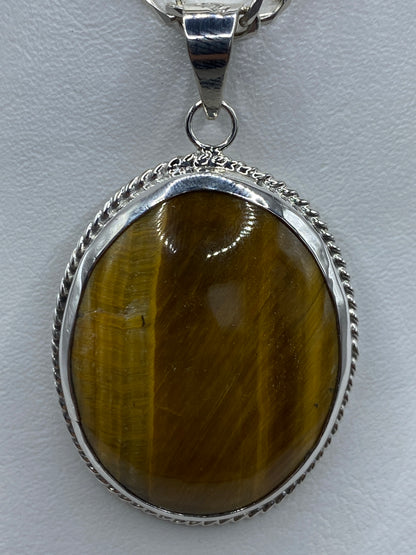 Detalle del engaste de plata alrededor de la piedra café