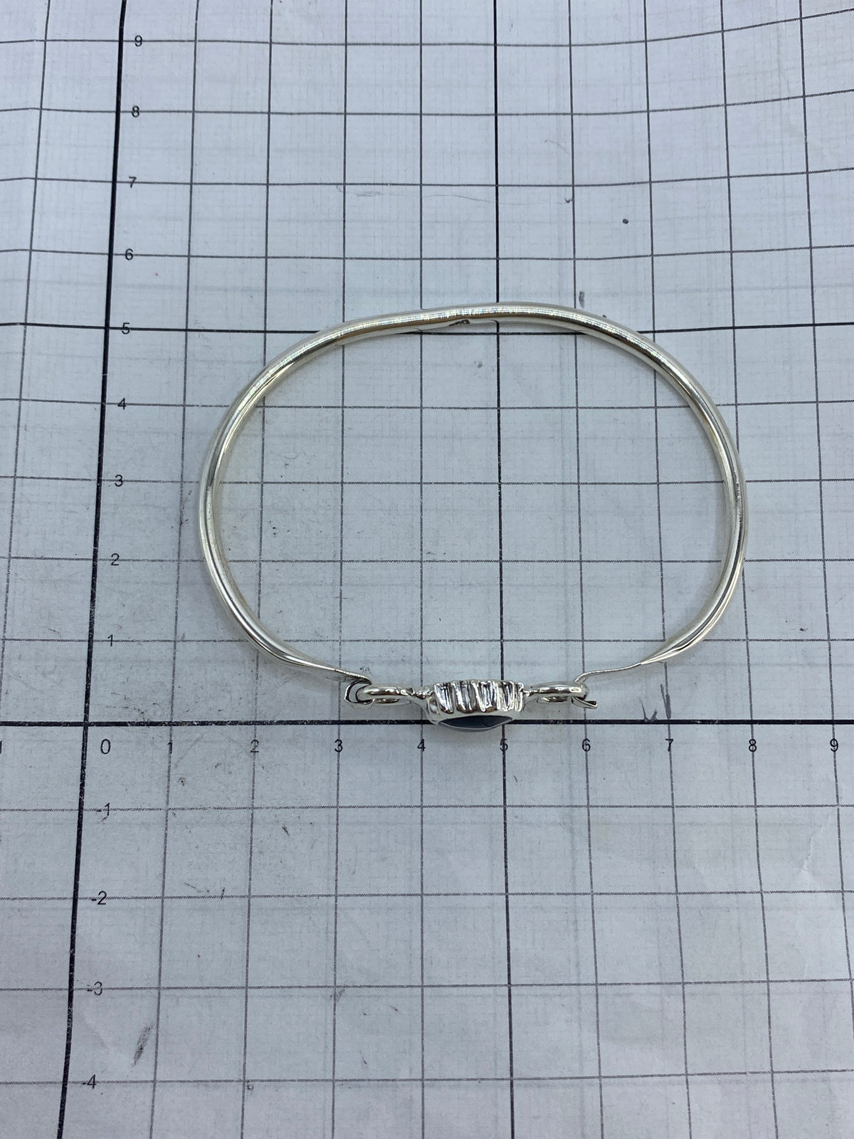 Brazalete sobre fondo blanco mostrando el ancho de banda de 5 cm y la abertura lateral