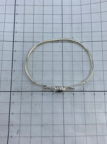 Brazalete sobre fondo blanco mostrando el ancho de banda de 5 cm y la abertura lateral