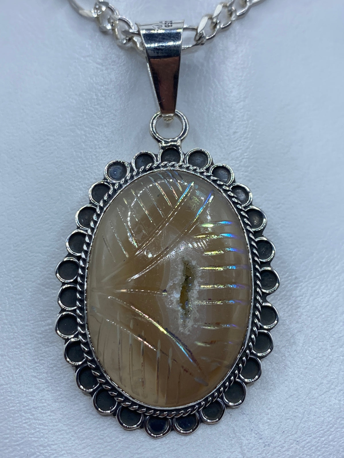 Dije de plata 950 con cuarzo natural, largo 6 cm, engaste a mano, sobre cadena plateada