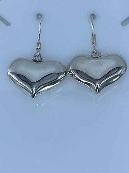 Par de aretes de plata con forma de corazón cartoneado, brillante, colgando de ganchos de plata