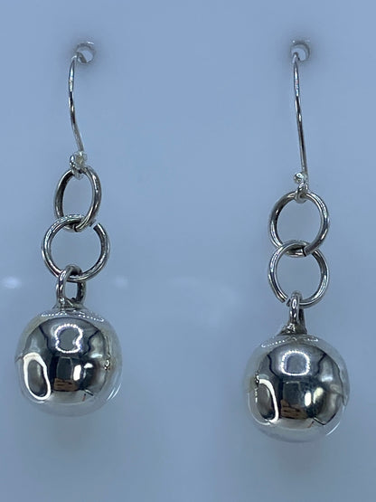 Medida de los aretes en escala: largo 3.7 cm