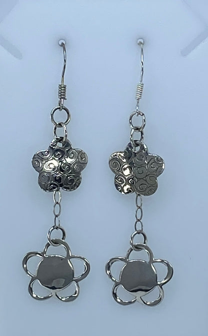 Aretes de plata Taxco con diseño floral de dos capas sobre fondo blanco