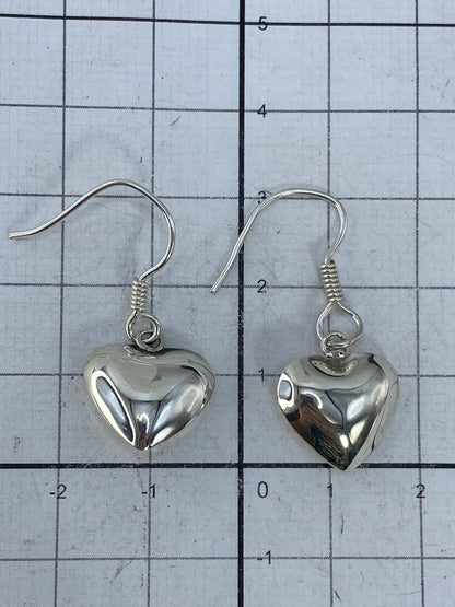 Aretes sobre fondo gris con escala de medida, mostrando el Quinto 925
