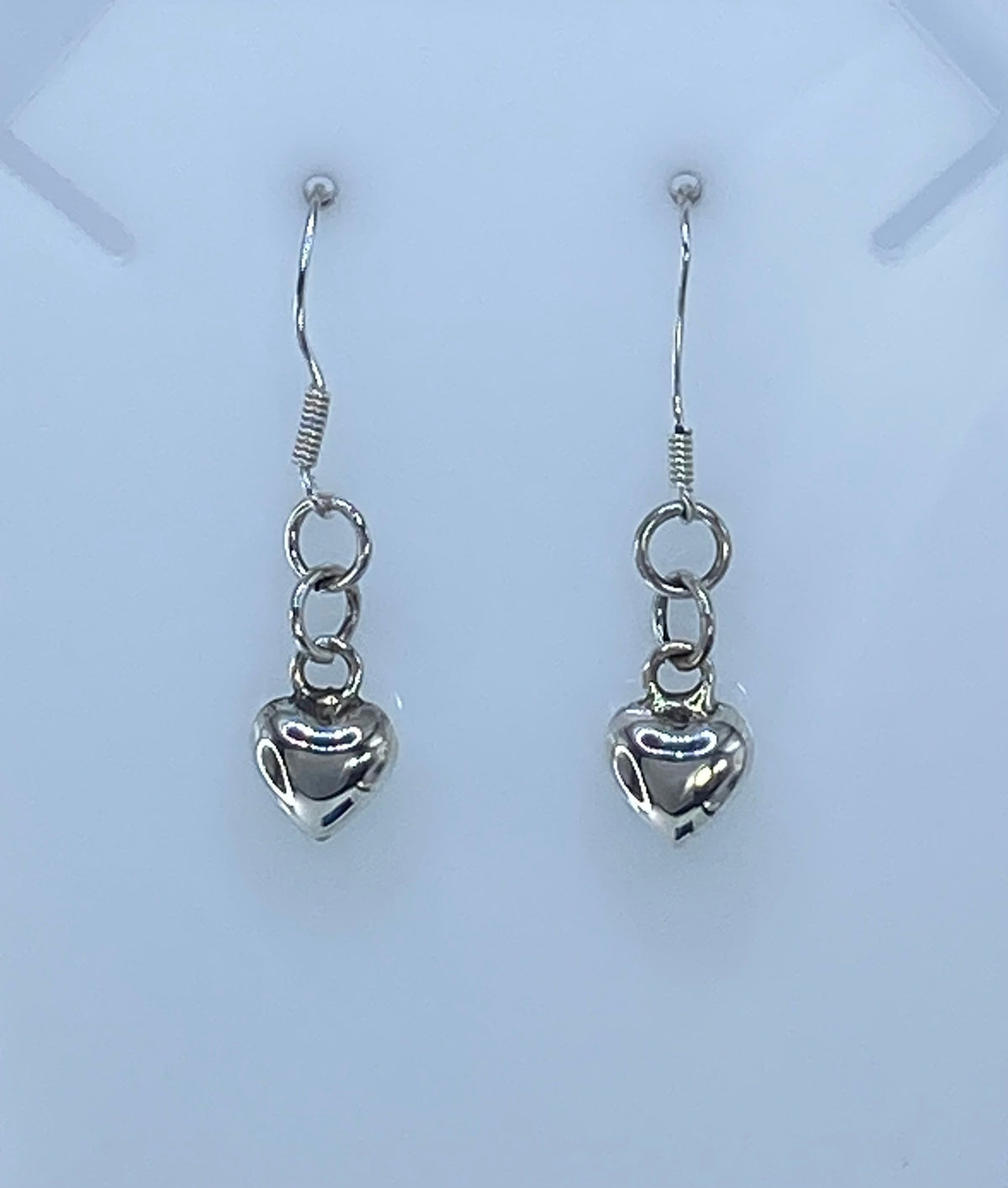 Aretes de plata 925 con corazón cartoneado, par completo sobre fondo blanco
