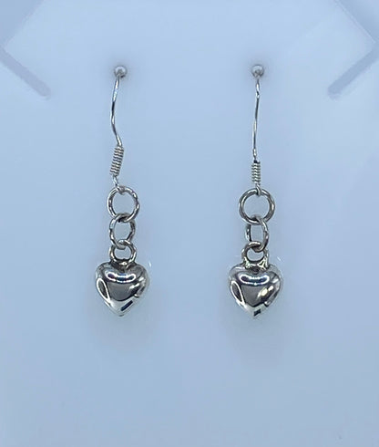 Aretes de plata 925 con corazón cartoneado, par completo sobre fondo blanco
