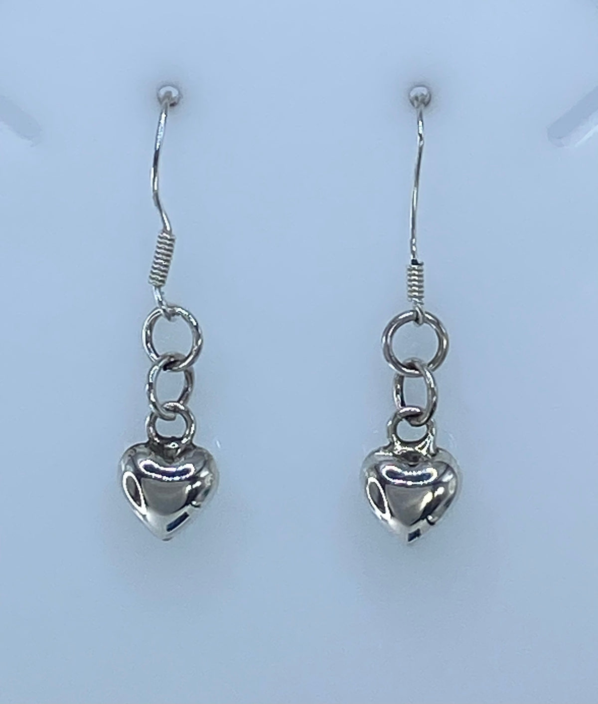 Aretes de corazón de plata Taxco 925 medidos con escala, mostrando 3.8 cm de largo