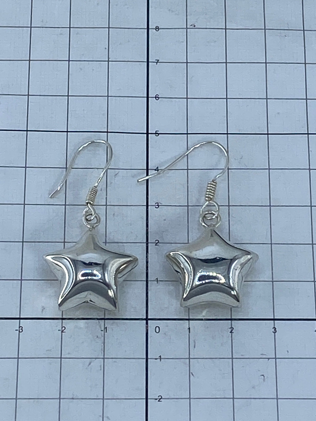 Aretes sobre fondo blanco con el Quinto 925 visible