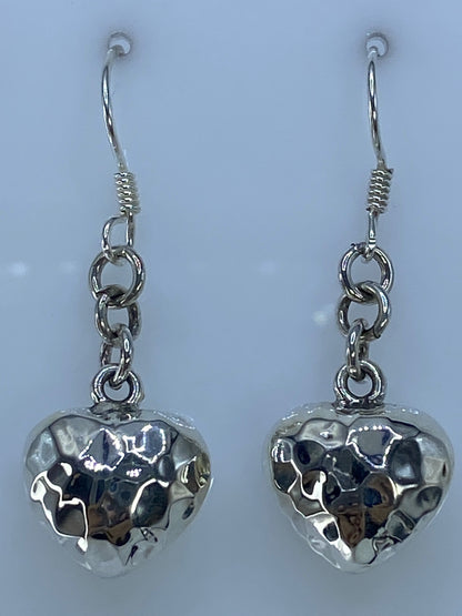 Detalle de la faceta y brillo del corazón de plata 925