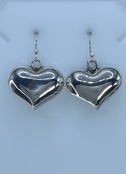 Par de aretes de plata 925 en forma de corazón con técnica cartoneado, vista frontal