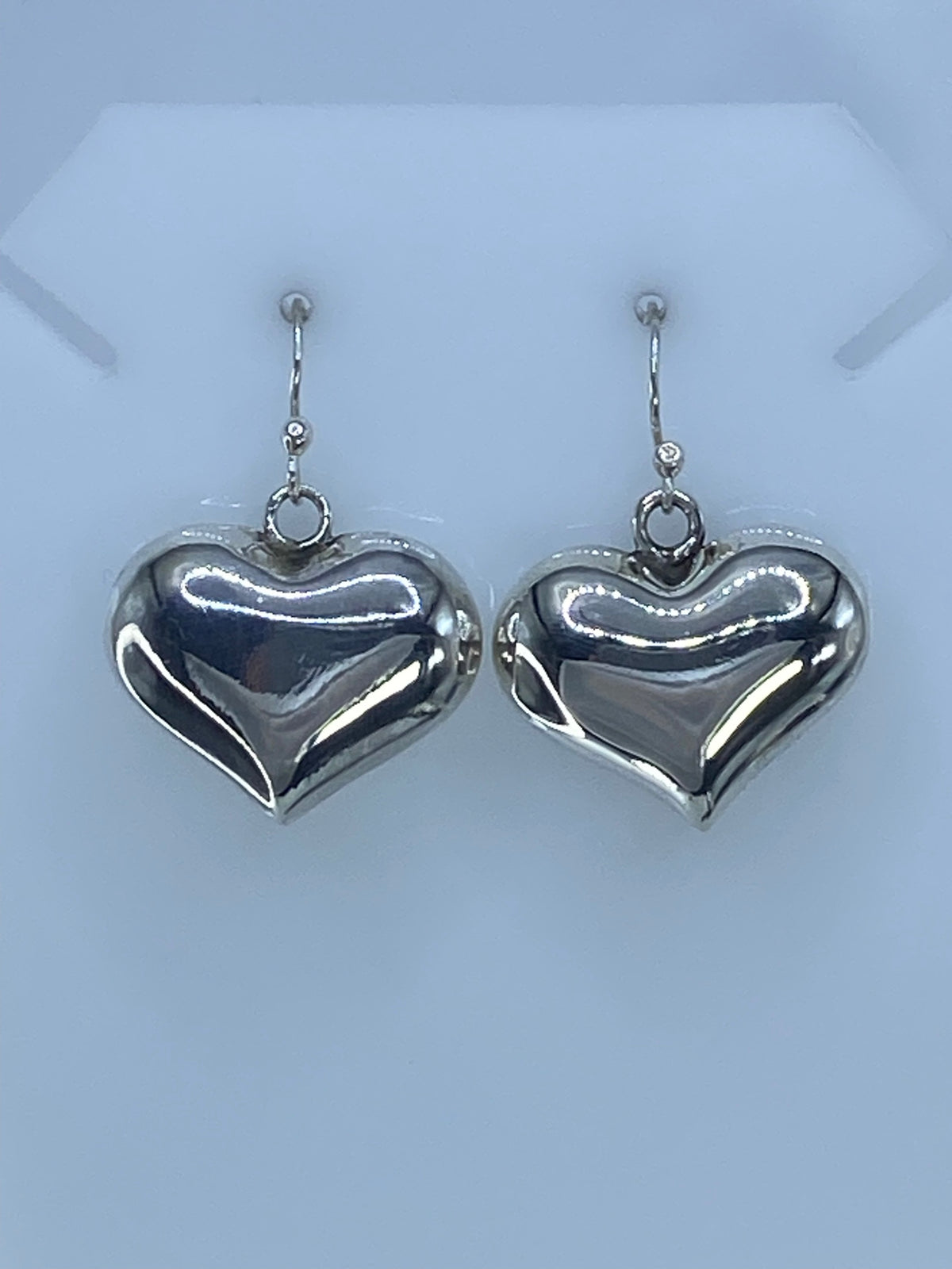 Detalle del volumen 3D del cartoneado en los aretes corazón