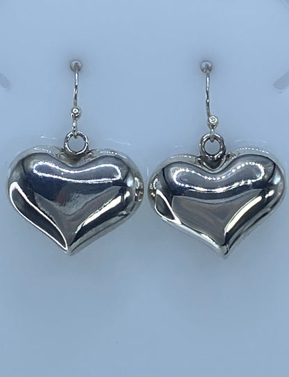 Aretes de plata corazón de 3 cm sobre regla de medición