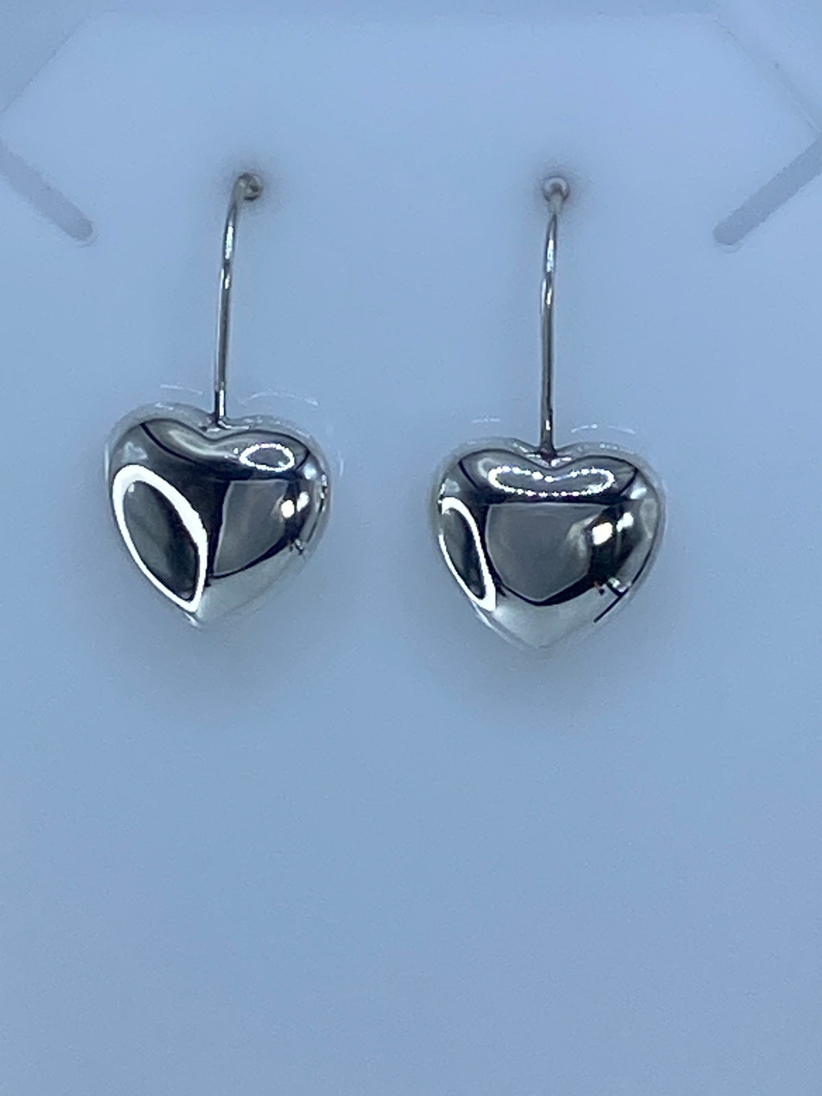 Par de aretes de plata 925 en forma de corazón con volumen, pulido espejo