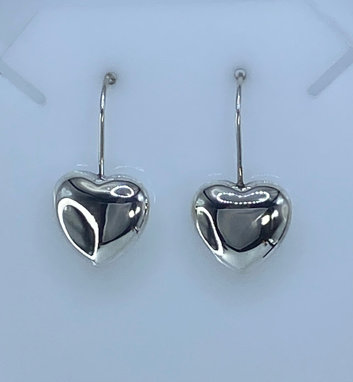 Detalle del volumen 3D y pulido de los aretes de corazón de Taxco