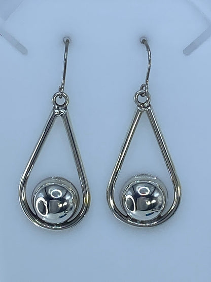 Aretes de plata en cartoneado con esferas pulidas, par completo sobre fondo blanco