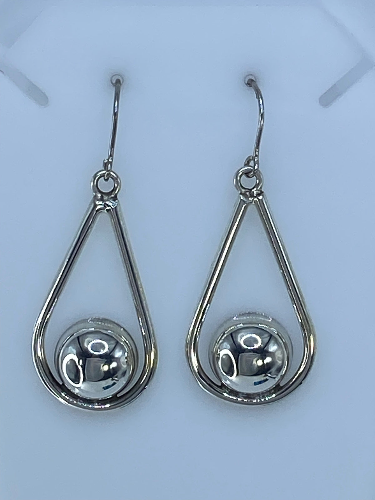 Detalle de la esfera de cartoneado de plata 925, acabado espejo reflejando luz