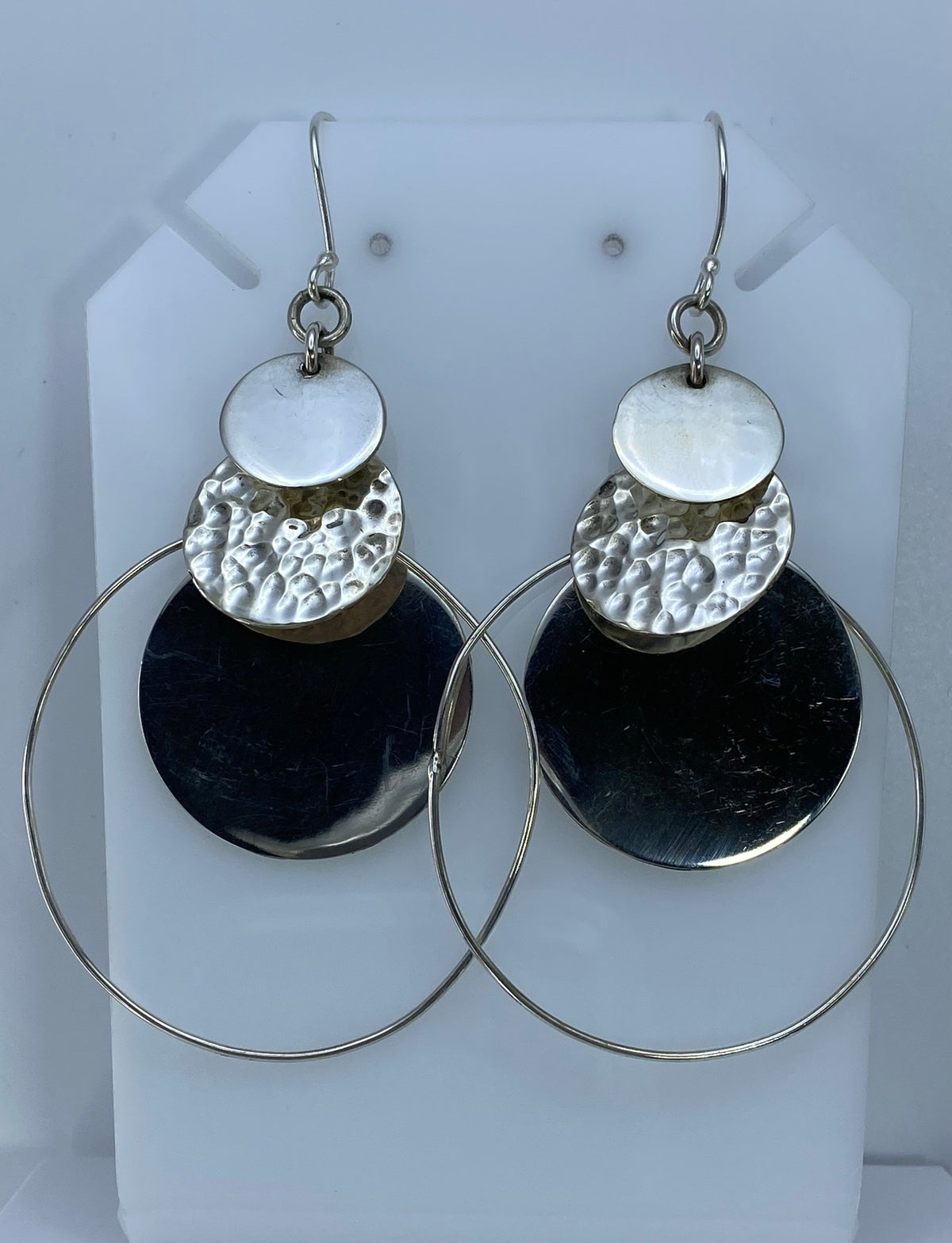 Aretes puestos, vista lateral del balance y el movimiento del diseño geométrico