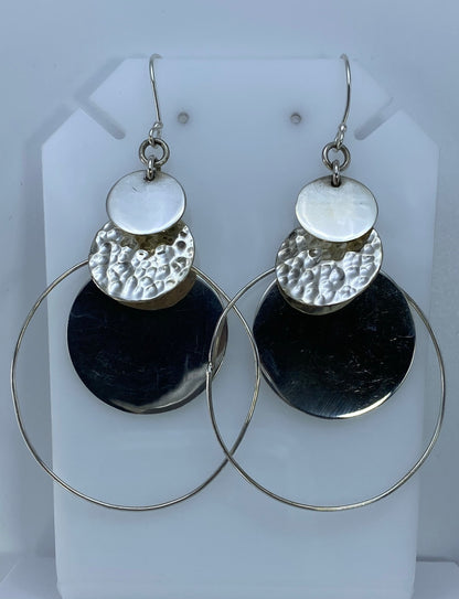 Aretes puestos, vista lateral del balance y el movimiento del diseño geométrico