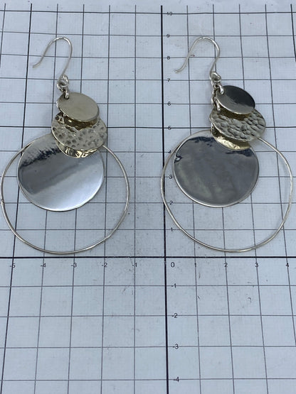 Aretes sobre fondo blanco con el Quinto 925 visible en el engaste