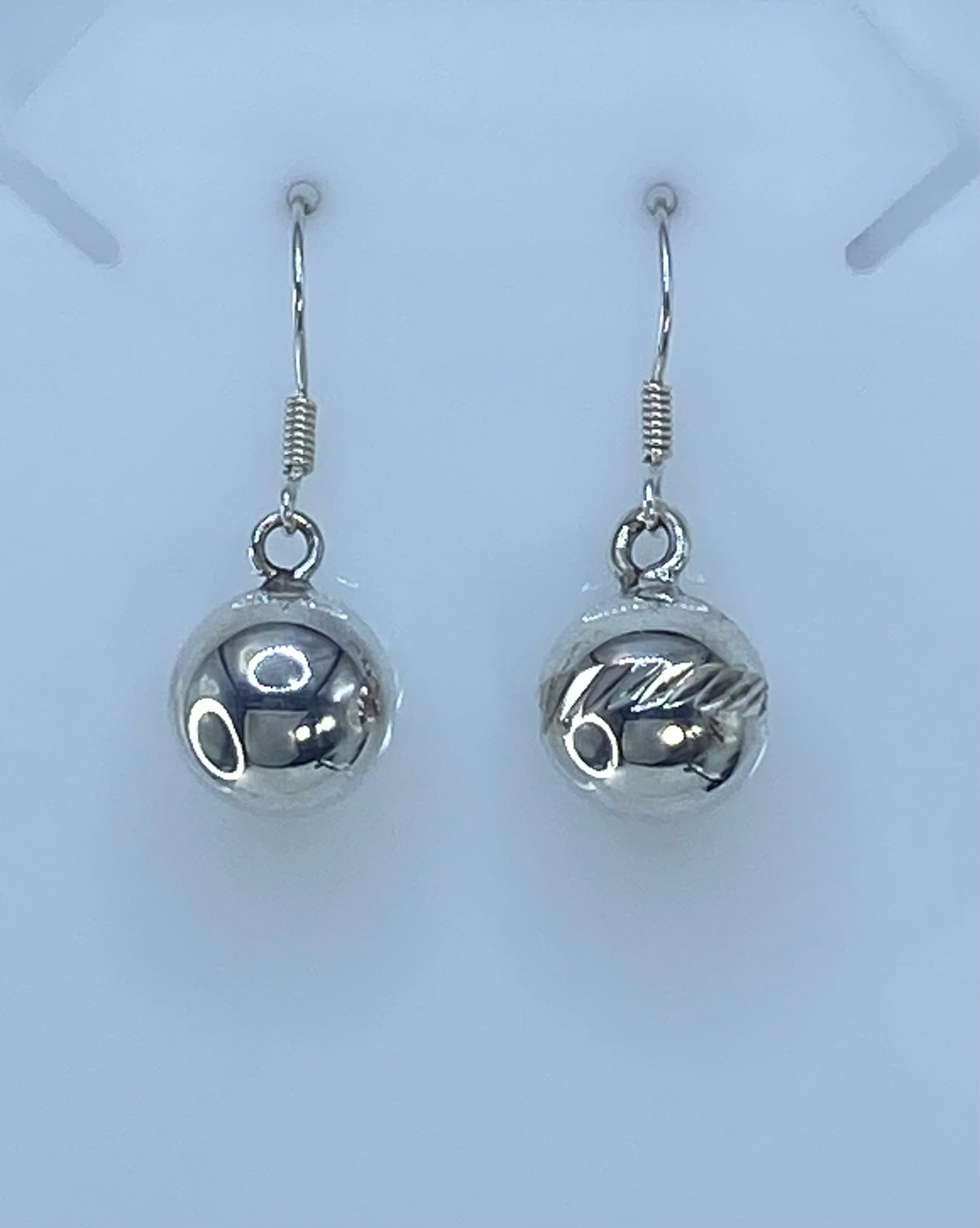 Par de aretes de plata 925 en cartoneado esférico, diseño minimalista pulido