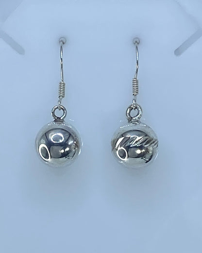 Par de aretes de plata 925 en cartoneado esférico, diseño minimalista pulido