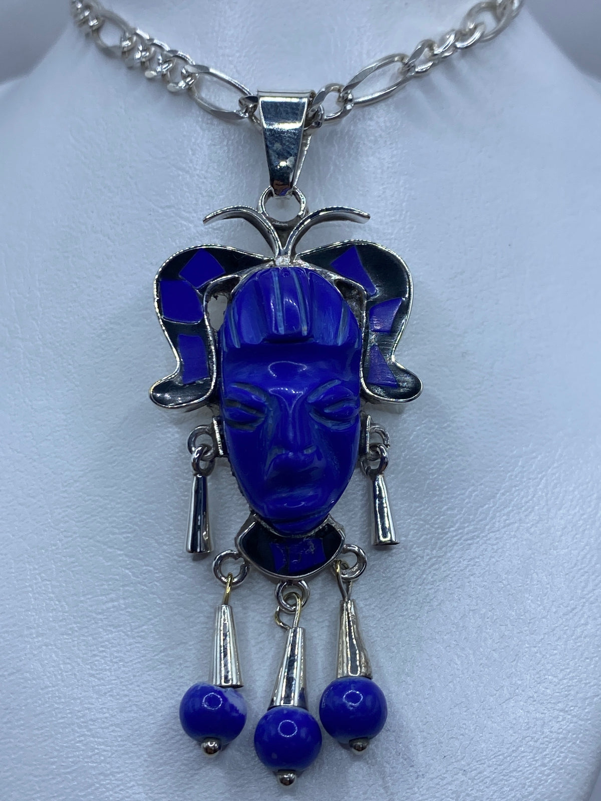 Dije de plata con lapislázuli azul tallado en cabeza de K'inich Janaab' Pakal, colgante de 7.1 cm sobre cadena plateada