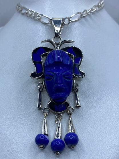 Detalle del rostro de K'inich Janaab' Pakal en lapislázuli azul profundo incrustado en plata 925