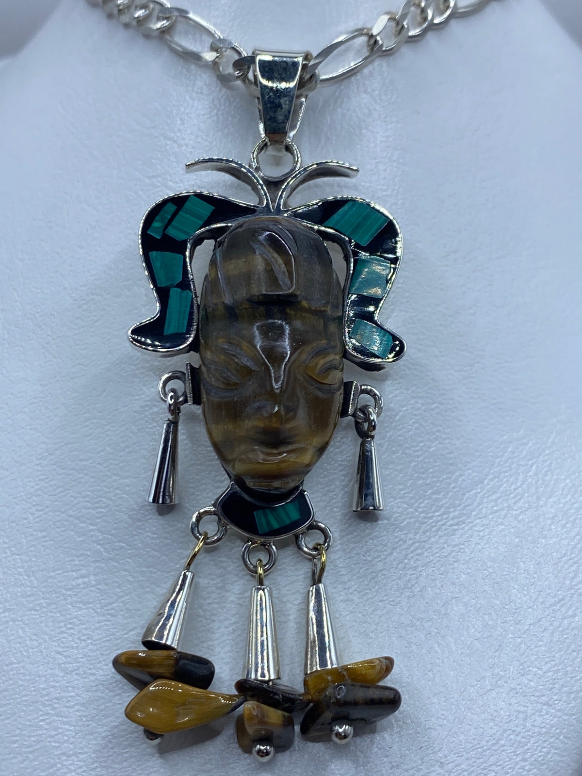 Dije de plata 925 repujado con rostro de K'inich Janaab' Pakal, flanqueado por Ojo de Tigre café y Malaquita verde